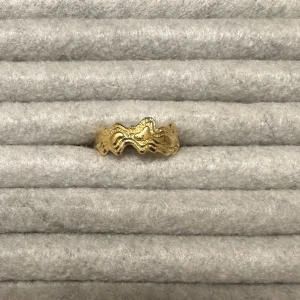 Camille brinch blurry layers ring - Säljer ring med en vågig och texturerad design. Ringen är stämplad med 925, vilket indikerar att den är i silver med en guldplätering.  Storleken är enligt hemsidan strl 52.