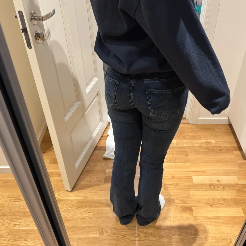 Säljer mina super snygga mörkblå bootcut jeans från 7. Sjukt snygg och nypris ligger på 2145kr så säljer därför för 900kr!!! Stl 25 men passar mig som oftast har 36. Jeans & Byxor.