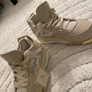 Beige Nike Air Jordans - Oanvända. Säljer ett par snygga beige Nike Air Jordans i nytt skick.. De har en stilren design med snörning. Perfekta för både vardag och fest!