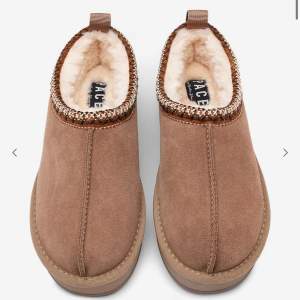 Uggs liknande skor ifrån dinsko. Endast använda 1 gång då jag har ett par liknande. Väldigt varma och bekväma skor. 