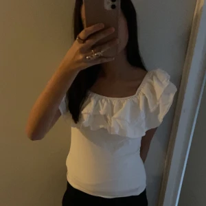 Vit volang topp - Jätte söt volang topp ❣️ Passar mig som har storlek S i toppar