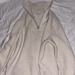 Beige stickad tröja från H&M - Säljer en snygg beige stickad tröja. storlek L. Den är i mycket bra skick!