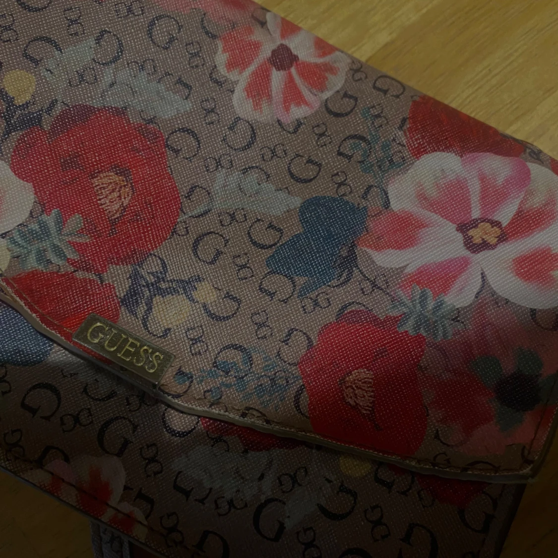 Blommig axelväska från Guess - 90