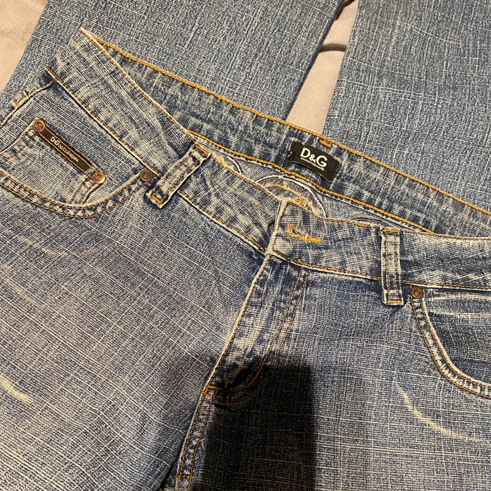 Säljer mina jätte fina byxor för att de blivit för stora för mig! De är uppsydda och passar någon som är typ 160, slita nere vid hälen. Kom privat för fler bilder och mått💗💗. Jeans & Byxor.