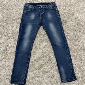 Säljer ett par snygga blå jeans från Armani i bra skick. De har en klassisk femficksdesign och en cool tvättad look. Perfekta för både vardag och fest! 🕺