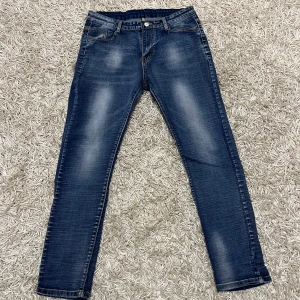 Armani Jeans - Säljer ett par snygga blå jeans från Armani i bra skick. De har en klassisk femficksdesign och en cool tvättad look. Perfekta för både vardag och fest! 🕺