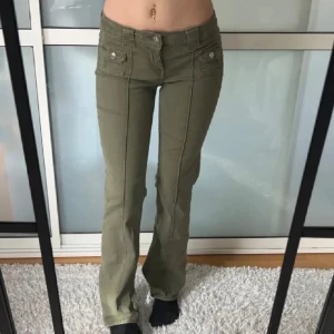 Olivgröna jeans med knappar - Supersnygga gröna jeans från H&M i storlek 34, passar mig som är 173cm perfekt i längden. Knappt använda och i superbra skick!