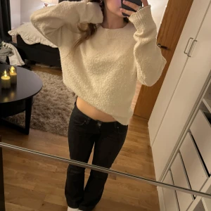 Vit tröja  - Mysig och fluffig vit tröja. Den har en loose passform Perfekt för både höst och vinter 🤩Den är dock lite nopprig 💗öppen för pris förslag!