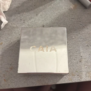 Translucent Matte Setting Powder - Säljer ett translucent matte setting powder som ger en matt finish och håller sminket på plats hela dagen. Perfekt för att minska glans och ge en jämn yta. Kommer i en praktisk förpackning som är lätt att ta med sig.