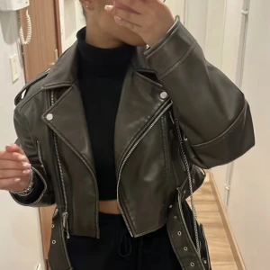 Zara grön skinjacka <3 - Säljer en snygg zara jacka, funkar perfekt till alla årstider och väldigt snygg. Går att kombinera med det mesta. Jackan är jätte nyhar använt den 3 gånger Max. Kan diskutera pris 🎀köpte den för 600 kronor. Jackan säljs inte mer på zara tyvärr.