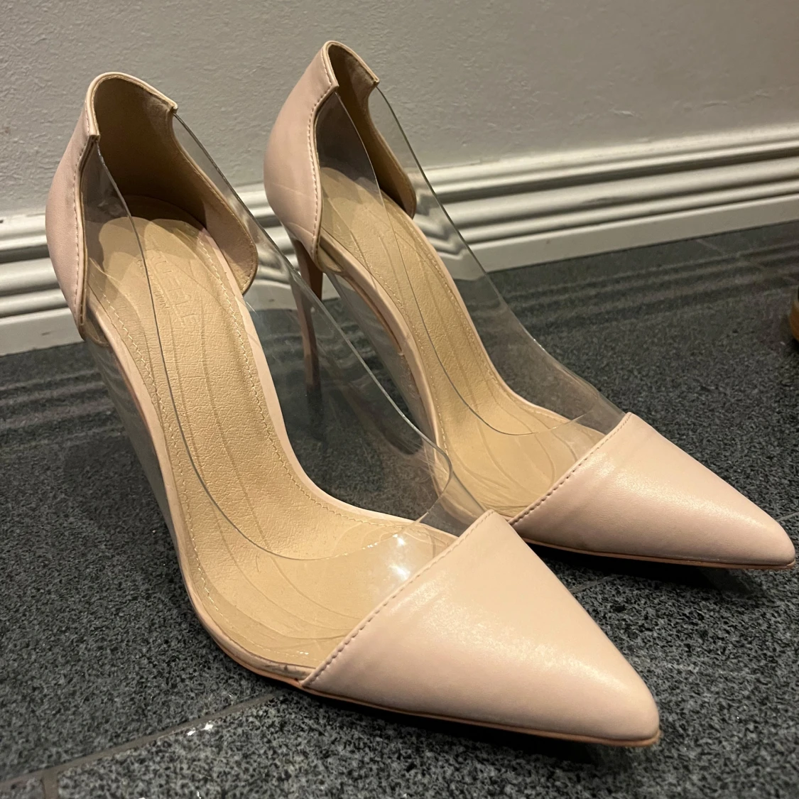 Beige pumps med transparent detalj - 90