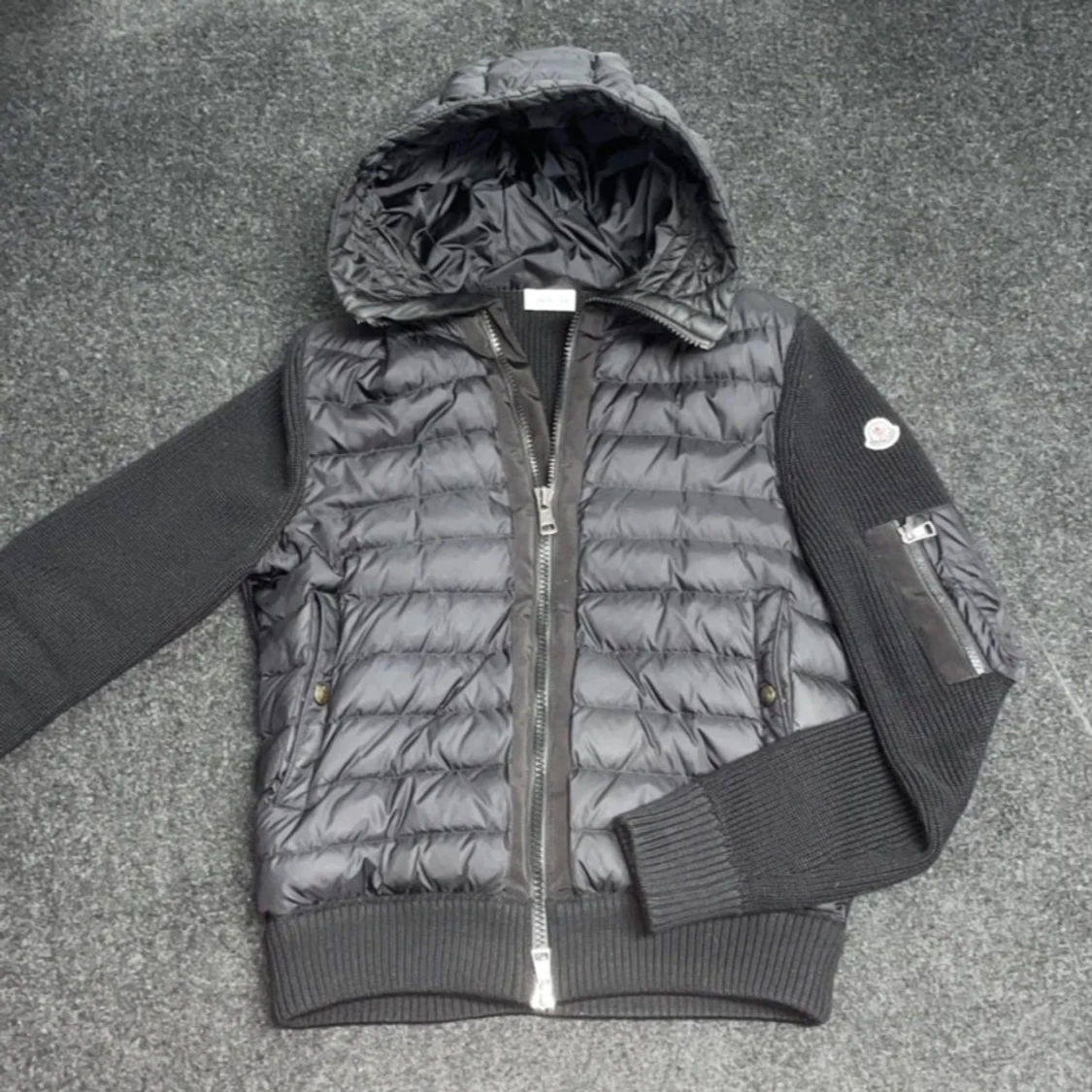 Svart pufferjacka med huva