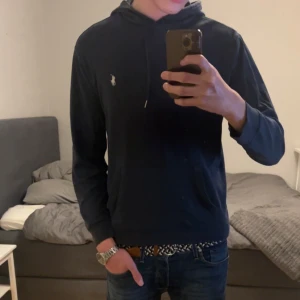 Ralph Lauren hoodie - Jag säljer min skit snygga hoodie från Ralph Lauren. Hoodien är lite tunn men inte överdrivet, väldigt bekväm på! Den är i ett fint skick och den har inga defekter. Perfekt nu inför vintern ❄️Storlek M Jag är 187 lång 