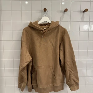 Beige hoodie från Arket i storlek S - Beige hoodie från Arket i storlek Small. Mjuk och skön med klassisk design, perfekt för en avslappnad och stilren look.