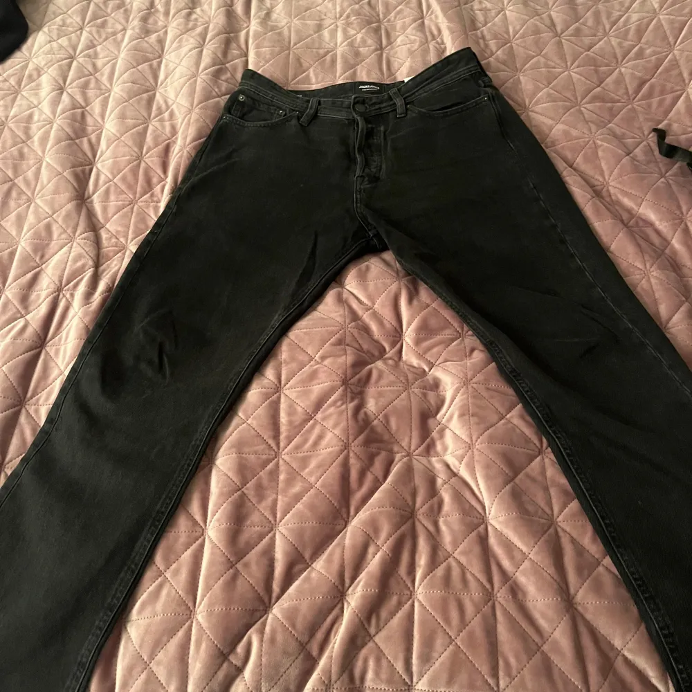 . Säljer ett par snygga Jack & Jones-jeans i storlek W31 L32. De har använts ett par gånger och är i mycket gott skick, utan några synliga skador eller slitningar. Perfekta för både vardag och finare tillfällen.. Jeans & Byxor.