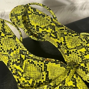 Neonklackar - Supercoola klackskor i ormmönster i neongrön. Använda några få gånger. Dock så finns det lite mindre slitage och envisa fläckar på skorna som inte verkar gå bort med diskmedel. Från Zara. Storlek 40 (dock liten storlek)