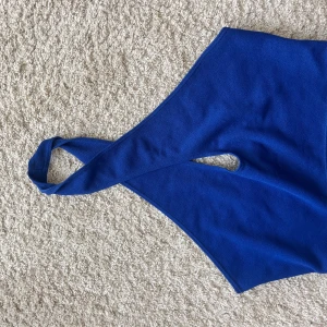 Blå halterneck - Tunn men inte genomskinlig. Super fin till sommaren 