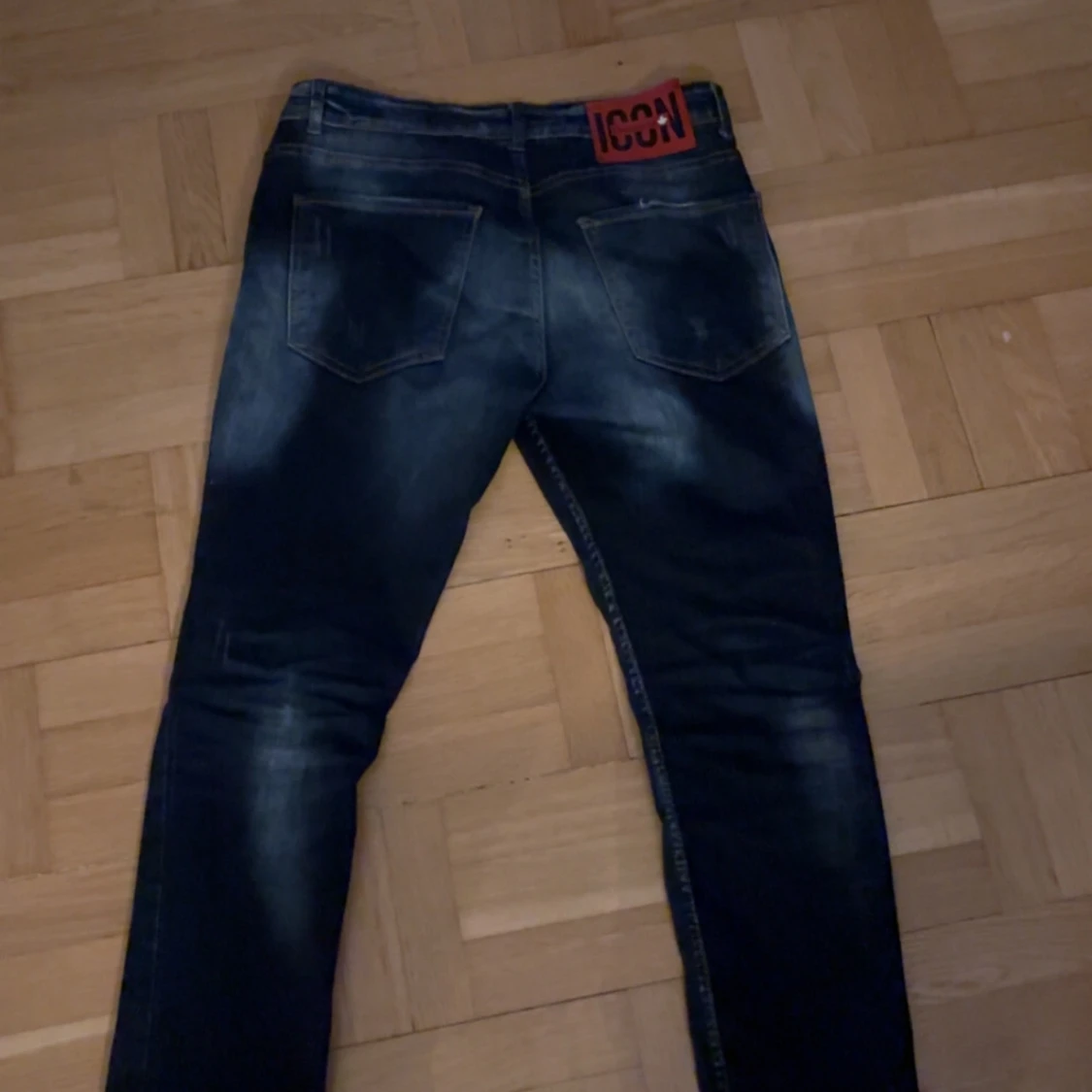 Mörkblå jeans med slitningar - 90