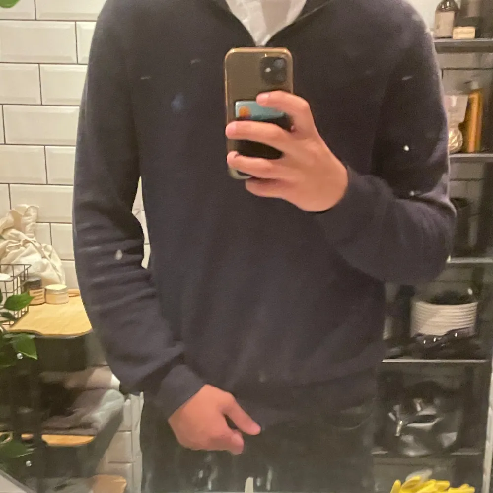 Säljer en nästan helt ny Ralph lauren half zip i den mycket populära färgen marinblå 🔥skicket är utmärkt inga defekter helt klar. Nypris: 2200kr mitt pris: 899kr 😊kontakta mig via funderingar 💛. Hoodies.