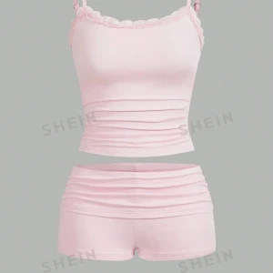 Rosa set med linne och shorts - Säljer ett sött rosa set från Shein med ett linne och matchande shorts. Linnet har spetsdetaljer vid halsringningen och smala axelband. De är i bra material och aldrig använt, säljer då de tyvärr var lite för litet💞 de är strl M men skulle snarare säga XS/S