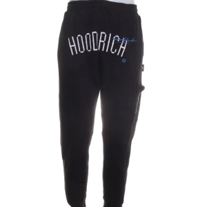 Svarta mjukisbyxor från Hoodrich - Säljer ett par svarta mjukisbyxor från Hoodrich i mycket bra skick. 