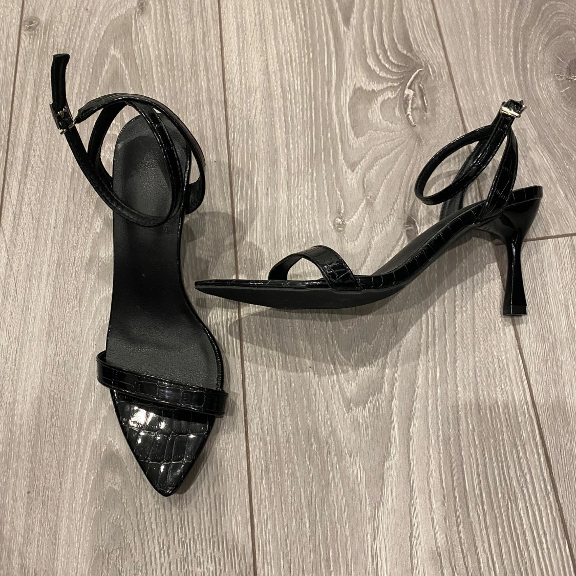 Svarta klackskor med krokodilmönster