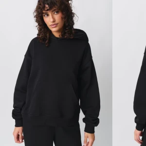 Svart hoodie - Säljer en supermjuk och bekväm svart hoodie med stor ficka fram och rymlig huva. Perfekt för kyliga dagar eller mysiga hemmakvällar. Den har en avslappnad passform och ribbade muddar vid ärmslut och nederkant. Passar till allt!💗