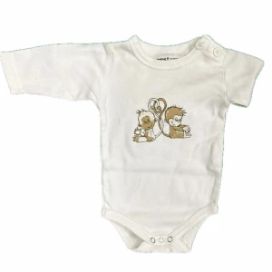Vit babybody med apmotiv - Vit babybody med apmotiv på framsidan. Har knappar vid axeln för enkel påklädning. 