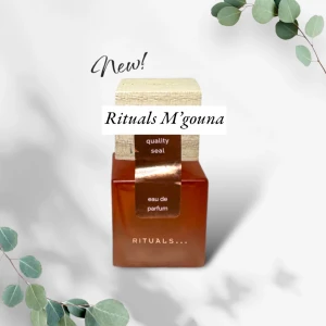 Ny! Rituals M'gouna Eau de Parfum - Säljer en elegant och lyxig parfym från Rituals limited edition 2023, M'gouna. Flaskan är i en varm brun färg med en stilren träkork. Perfekt för den som älskar en sofistikerad doftupplevelse. Flaskan rymmer 15 ml, vilket gör den perfekt att ta med på resan eller ha i handväskan. Svår att få tag på då den slutade säljas 2023.