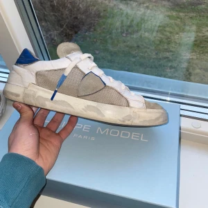 Philippe Model sneakers 41-42 - Säljer ett par Philippe model i storlek 41.5. Skorna är i hyfsat skick med lite slitage.                                      Box ingår 