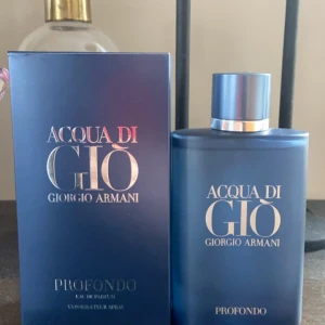 Acqua di Giò Profondo Eau de Parfum - Acqua di gio profondo - 125 ml  Säljer nu min Acqua di gio profondo då den inte kommer till användning. Flaskan är skadad på halsen men läcker inget. Återstår 115-120 ml. Tänker mig ett pris på 900kr, köpare står för frakt.  ❌söker ej några byten❌