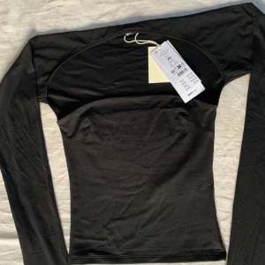 Svart långärmad topp från Gina Tricot - Säljer en stilren svart långärmad topp från Gina Tricot i storlek XS. Toppen har en mjuk känsla och en fyrkantig halsringning, perfekt för både vardag och fest. Den är i nytt skick med etikett kvar💗