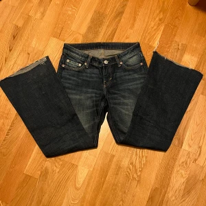 Mörkblå jeans i bootcut-stil - Weekday jeans i stilen ”Nova Low Slim Bootcut”, storlek w25