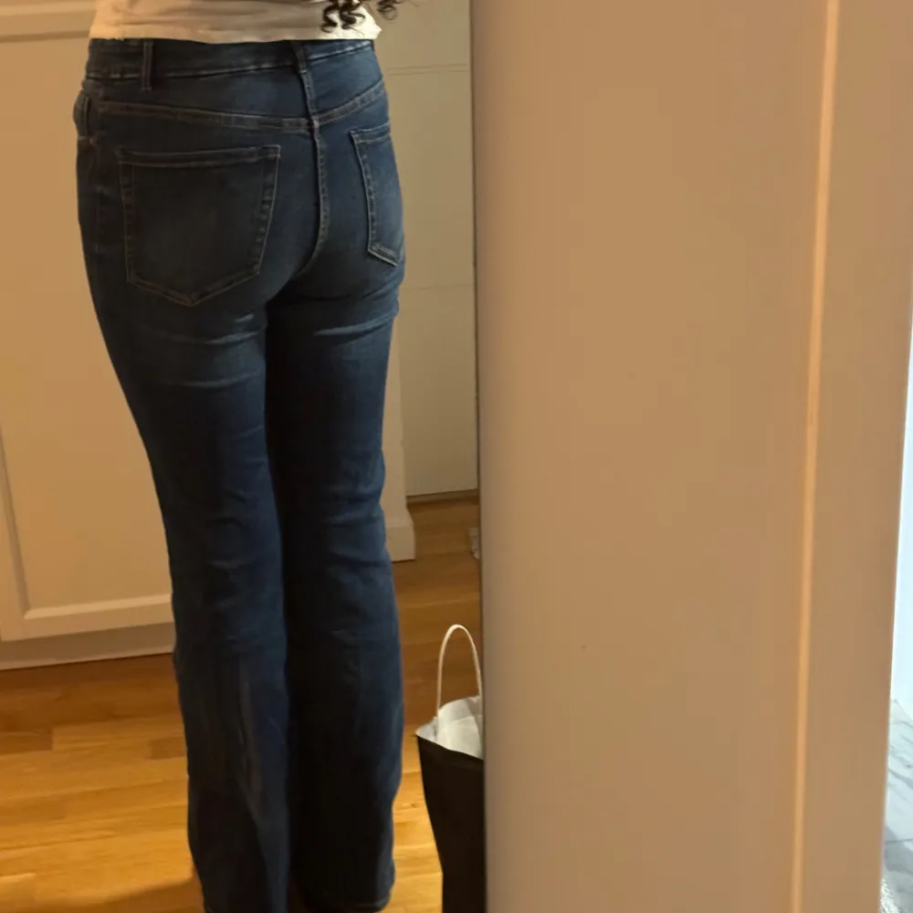 Säljer då de är för korta på mig/inte min stil💞 Bootcut Stretchiga, rätt storlek. Skriv för mått/bild på!. Jeans & Byxor.