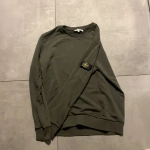 Stone island tröja - Säljer stone island tröja i bra skick i storlek S och den trendar stort just nu, Rensar garderoben det är därför jag säljer💫