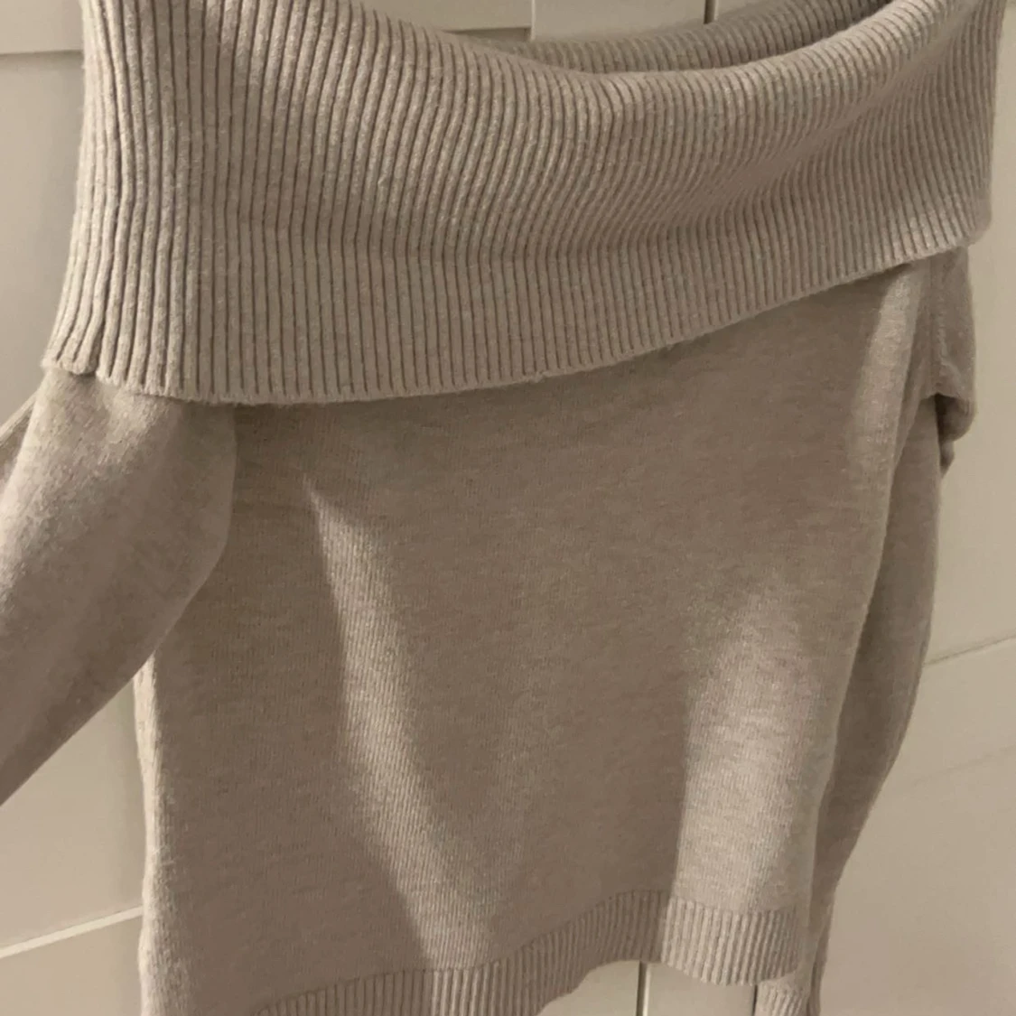 Beige offshoulder tröja - 91