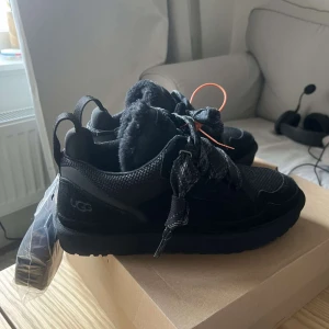 Svarta Lowmel från UGG - Säljer dessa fantastiska och populära skor från UGG i nytt skick✅ Aldrig använda och perfekta för både höst och vinter. Priset är ej hugget i sten😅