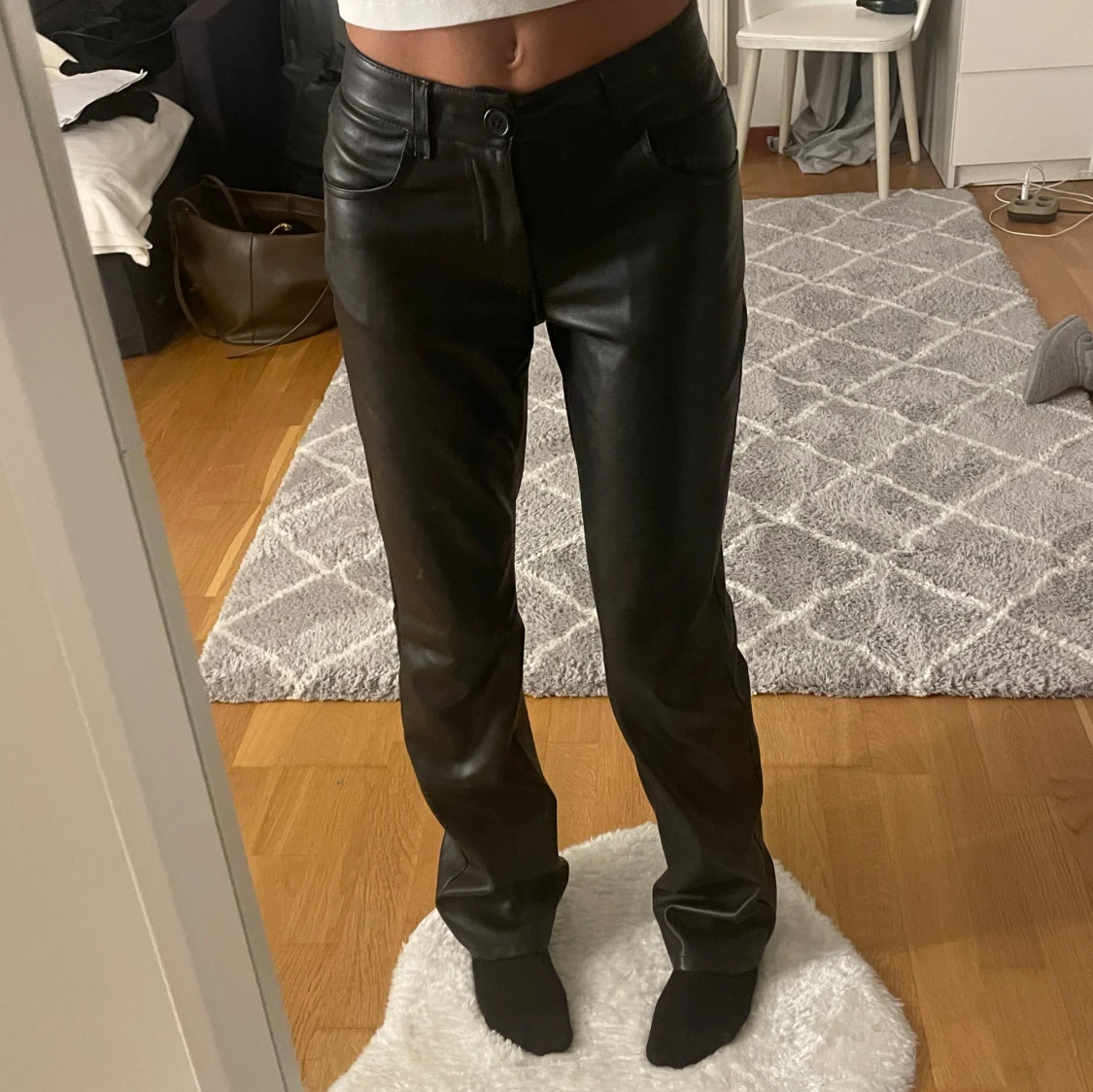 Svarta skinnbyxor