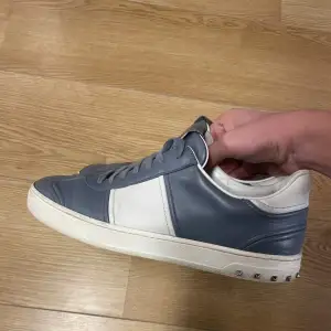 Säljer ett par snygga grå sneakers med vita detaljer. Perfekta för vardagsbruk och passar till de flesta outfits. Sulan är i bra skick och skorna är i mycket bra skick överlag. 💸 Ny pris på dessa är 8000kr och så säljes inte längre så är riktigt limiterade. De är storlek 42 men sitter som storlek 43. Det finns såklart små skador då de inte är helt ny , tveka inte att fråga om mer bilder på skorna. En nit saknas men vid snabb affär kan jag fixa det :) MVH Trendsetters💸