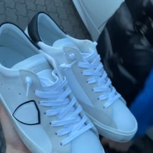 Philippe model skor - Säljer ett par Philipe model. Med box och dustbag köpta för 3100kr