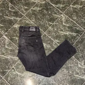 Ett par svarta replay jeans i model anbass. Storlek W33 L32. Färgen är svart med gråa nyanser. Väldigt bra skick, inga hål eller defekter. Nypris runt 1300kr. Hör av dig vid fler bilder eller frågor.