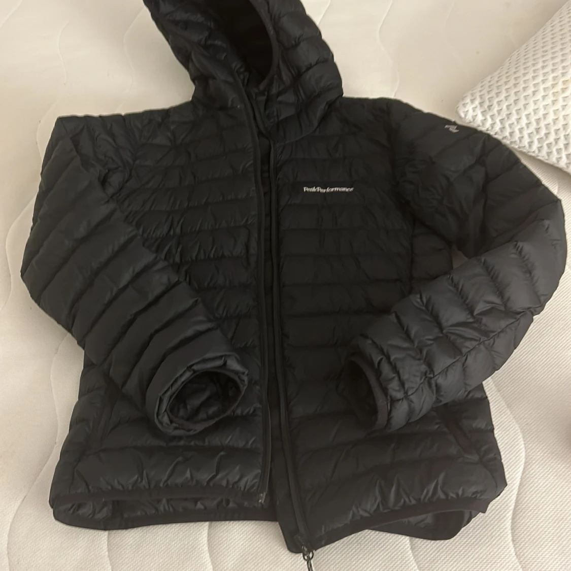 Svart/blå( beror på hur man upplever den) dunjacka från Peak Performance - 91