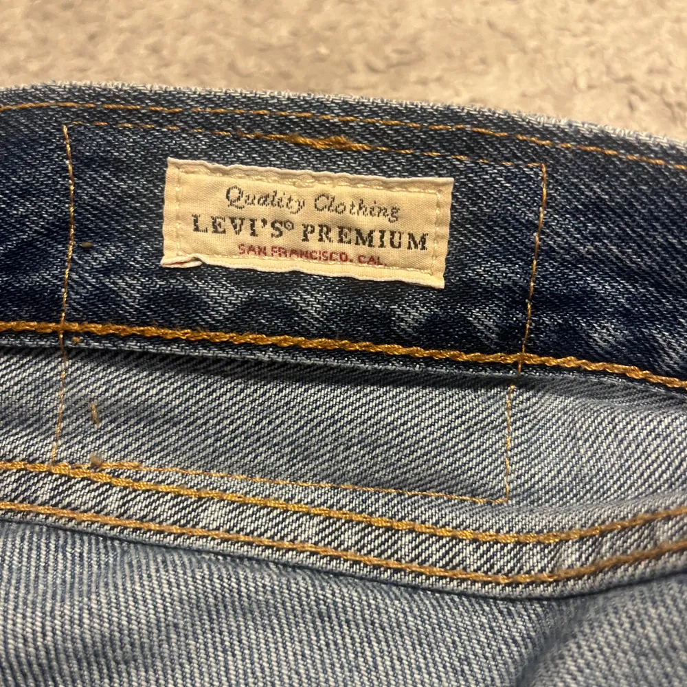 Säljer ett par Levi's jeans i modell 568. De är i blå denim med stay loose fit. Jeansen är i mycket bra skick och har den ikoniska läderpatchen baktill. De är använda ett fåtal gånger då jeansen blev för stora för mig. . Jeans & Byxor.