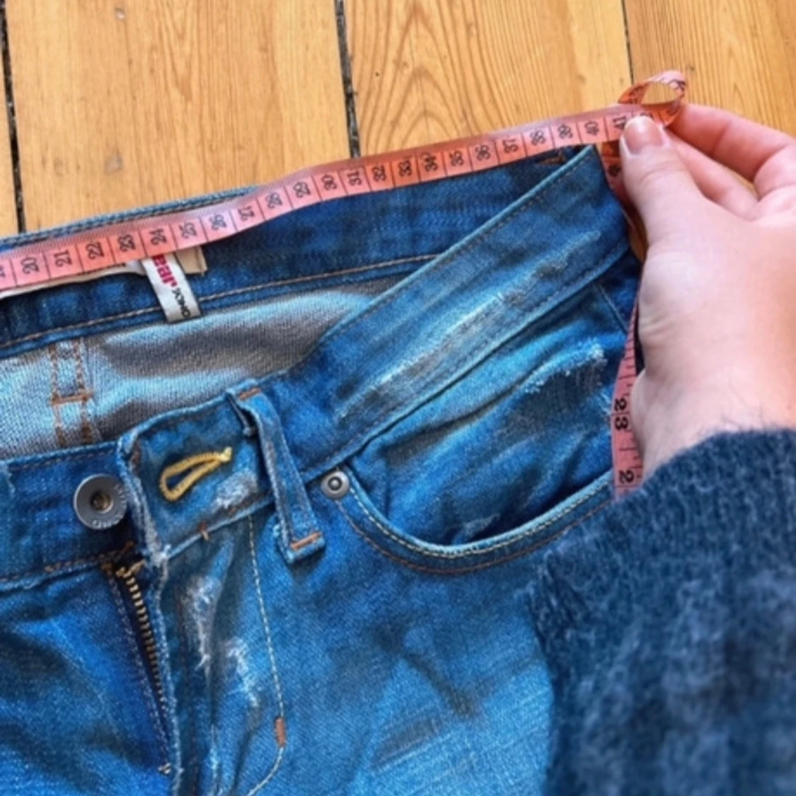 Blå jeans med slitningar - 92