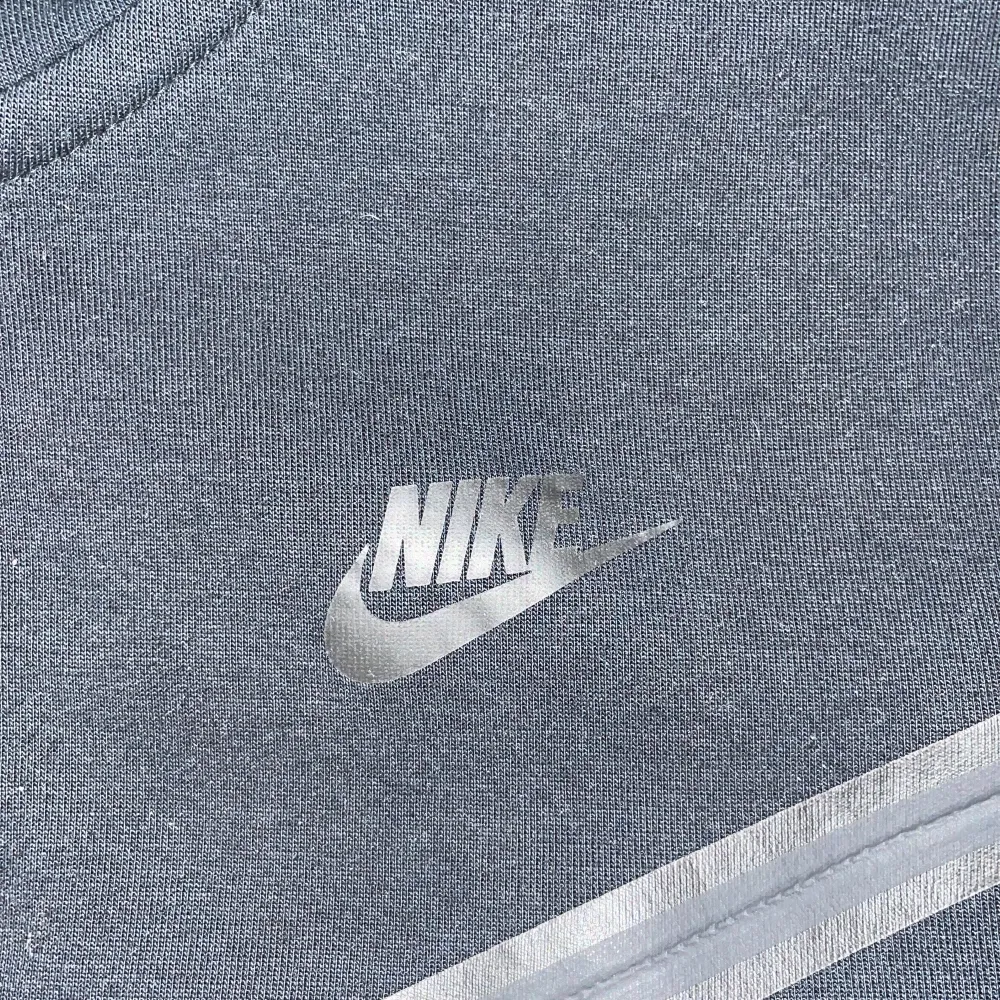 Säljer en svart hoodie från Nike i mycket bra skick. Den har en dragkedja framtill och en praktisk ficka med dragkedja på ärmen. Perfekt för höst och vår, och den är superbekväm att ha på sig. Passar både till träning och vardagsbruk.. Hoodies.