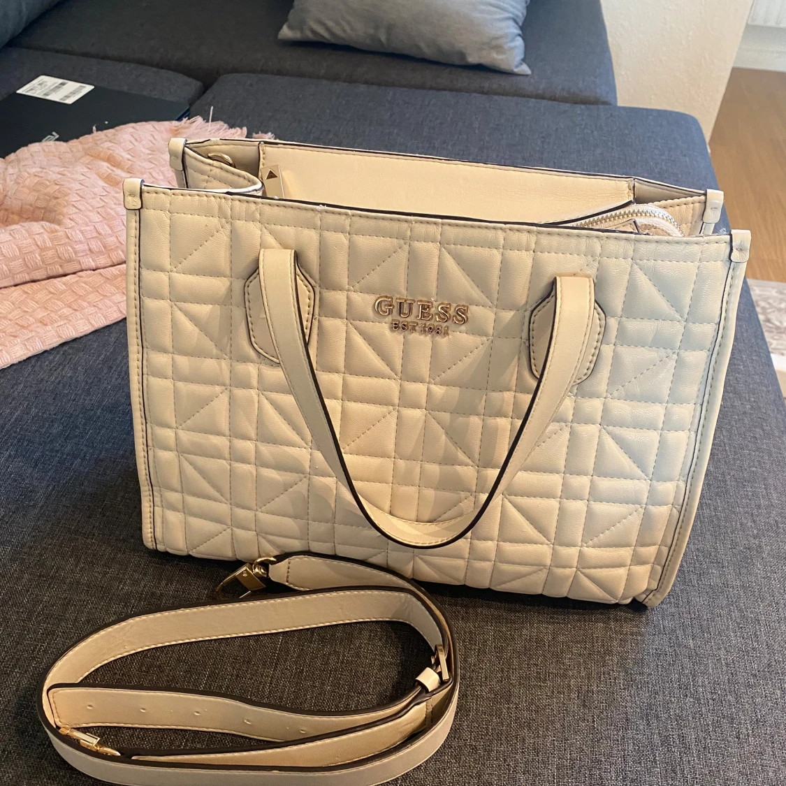 Beige quiltad väska från Guess