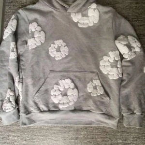 Denim Tears Hoodie - Använd 3 gånger, säljer pga använder inte den. Skick 10/10 skriv om du har frågor