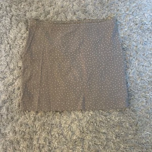 Beige prickig kjol - Den är knappt använd så finns inga anmärkningar på den. 