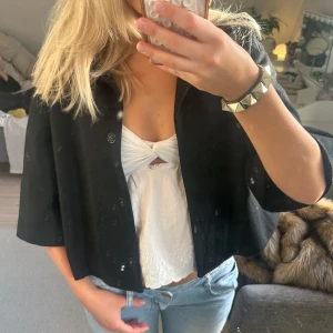 Svart trekvartsärmad jacka  - Säljer en svart jacka med trekvartsärm. Skit snygg både öppen och stängd 😍