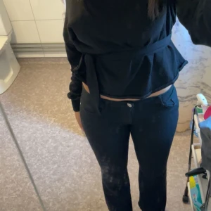 Svarta lågmidjade bootcut jeans - Säljer dessa svarta jeans från märket only! I strl Mx30 ,är i nytt skick eftersom jag knappt har använt  dom💓